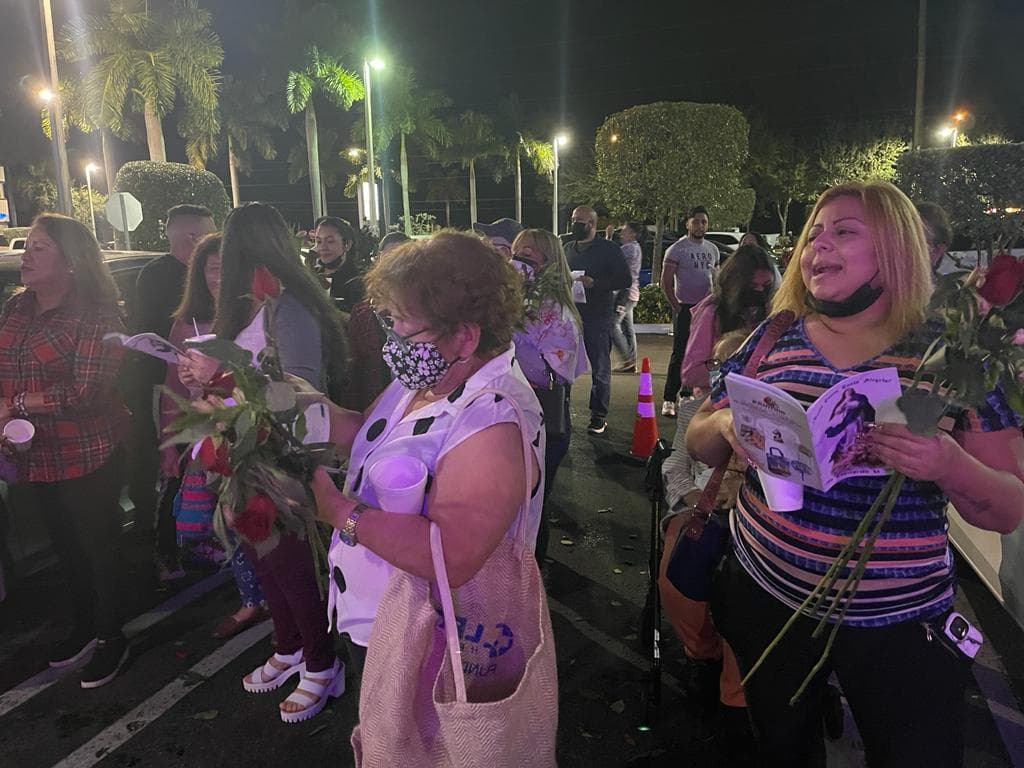 Todo comienza con el grito “¿Quién causa tanta alegría?” Hay cantos y rezos a la imagen de la inmaculada Concepción. Acto seguido reparten golosinas, comida y refrescos a los feligreses.