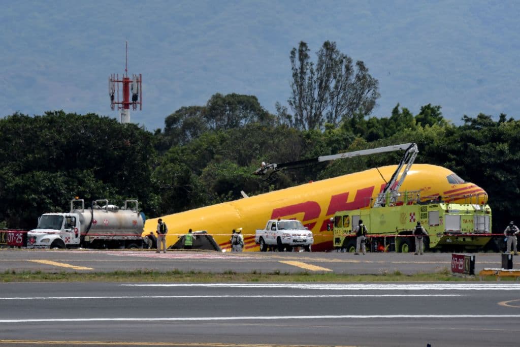 El avión se salió de la pista por un problema mecánico y acabó partido en dos. (Photo by Ezequiel BECERRA / AFP) (Photo by EZEQUIEL BECERRA/AFP via Getty Images)
