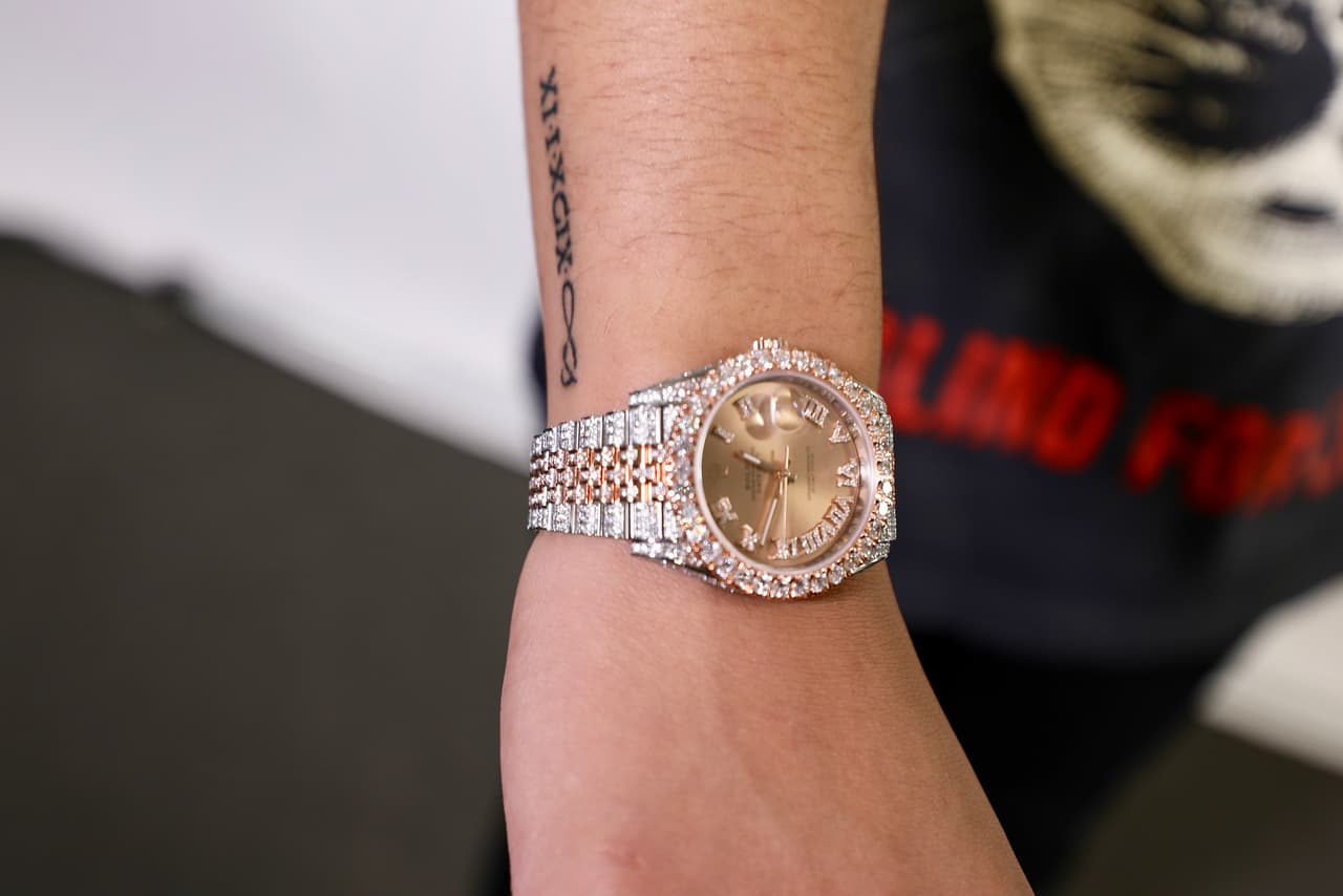 Él confesó que una de las primeras compras que hizo con las ganancias de su música, fue un reloj por el que pagó más de 5 mil dólares.