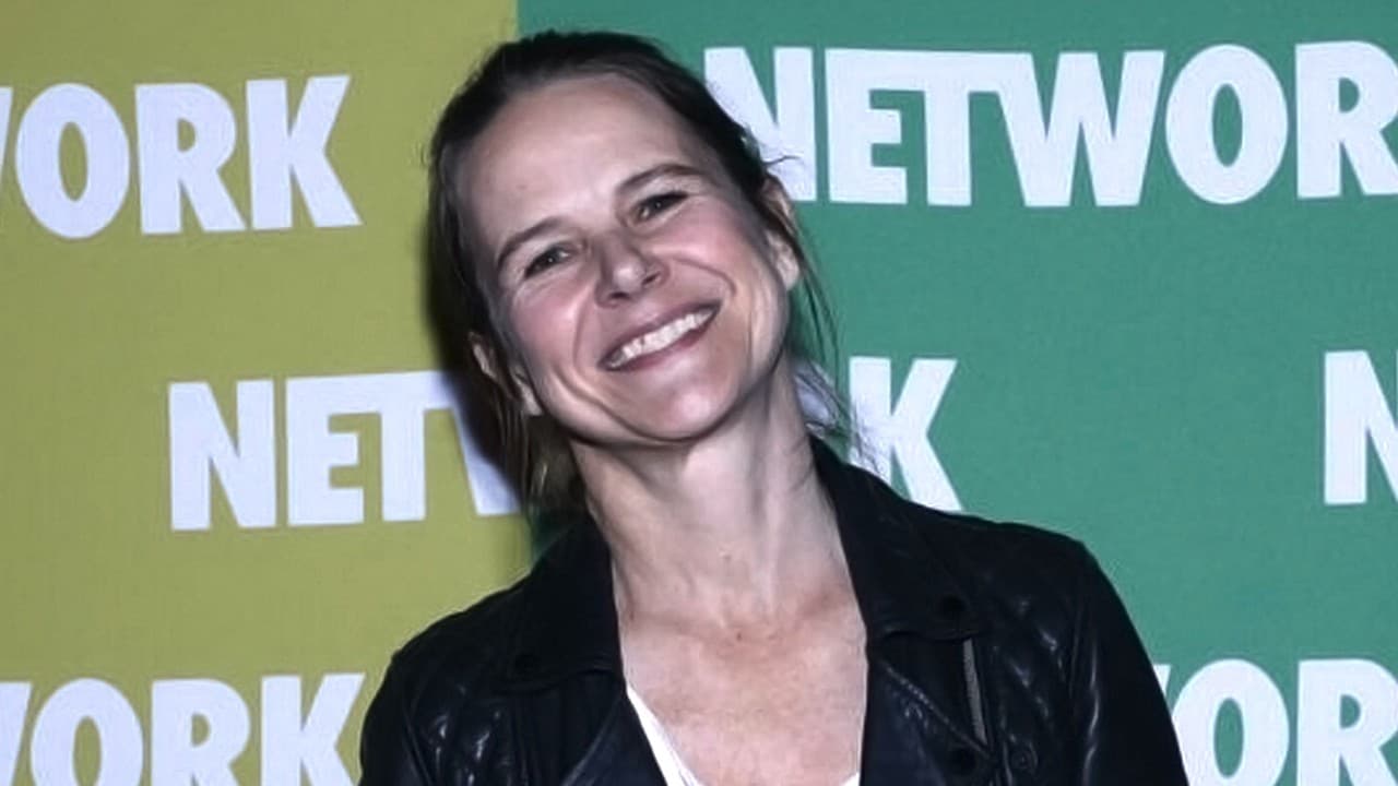 Nailea Norvind es captada muy enamorada besando a su novio 17 años menor  