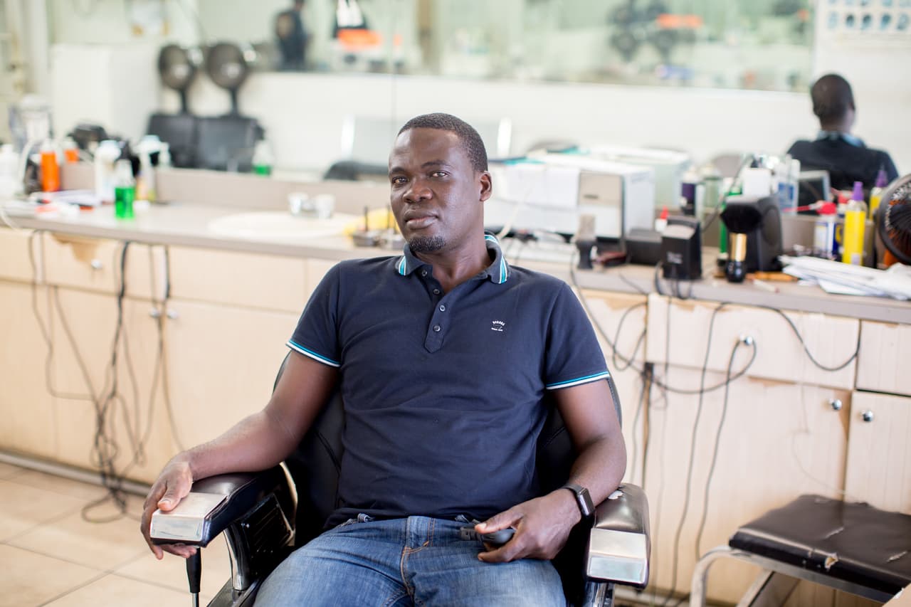 <b>Albert</b> tiene 17 años en EEUU y es barbero en la Pequeña Haití. "Pienso que es muy triste lo que el presidente ha dicho sobre los haitianos, sobre el país, no fueron las palabras apropiadas. La corrupción es el mayor problema de Haití, cuando tengamos gobiernos honestos el país mejorará".