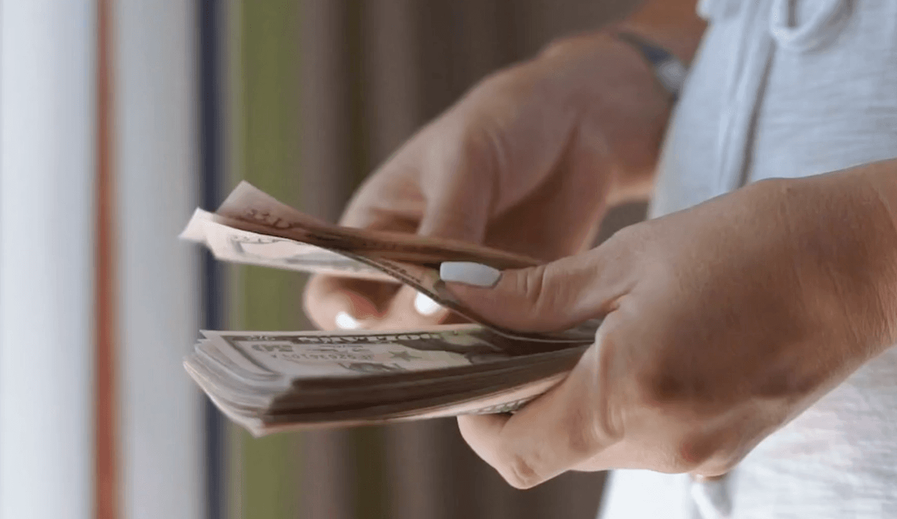 Para ser elegible, las familias no pueden generar más del 80% del ingreso medio del área, que varía según el condado y la cantidad de miembros en un hogar.