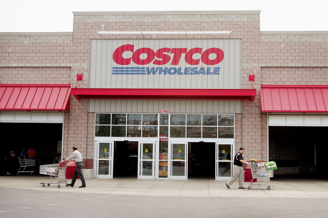 <b>Costco: </b>Actualmente, Costco no acepta devoluciones de papel higiénico, toallas de papel, toallitas desinfectantes, agua, arroz y Lysol. No está claro cuánto tiempo estará vigente esta política en este momento.
<br>
<br>Consulte la
<b><a href="https://www.costco.com/covid-updates.html" target="_blank">política de devolución actualizada de Costco</a></b>.
