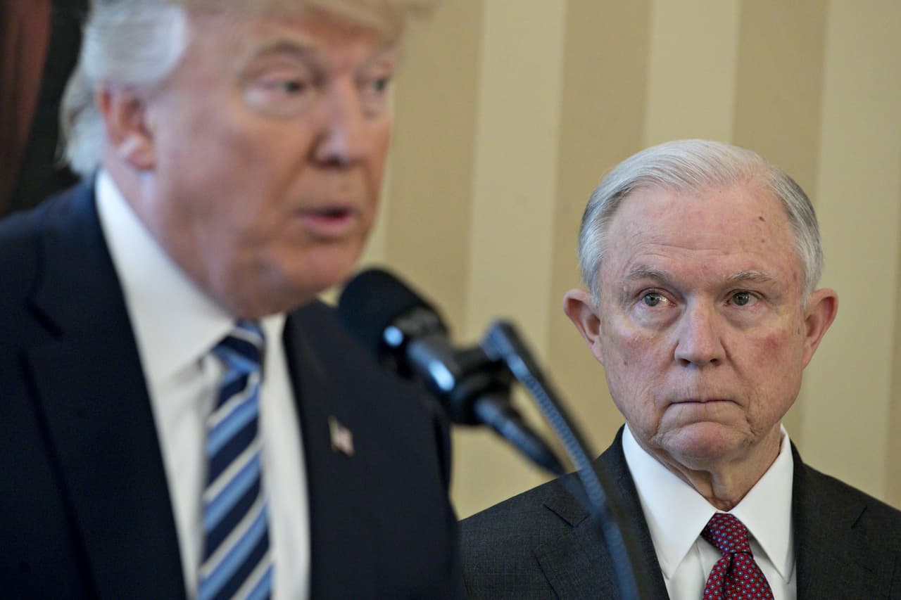 Trump presionó a Sessions para que controlara la investigación del 'Rusiagate' aún después de haberse recusado, indica un reporte