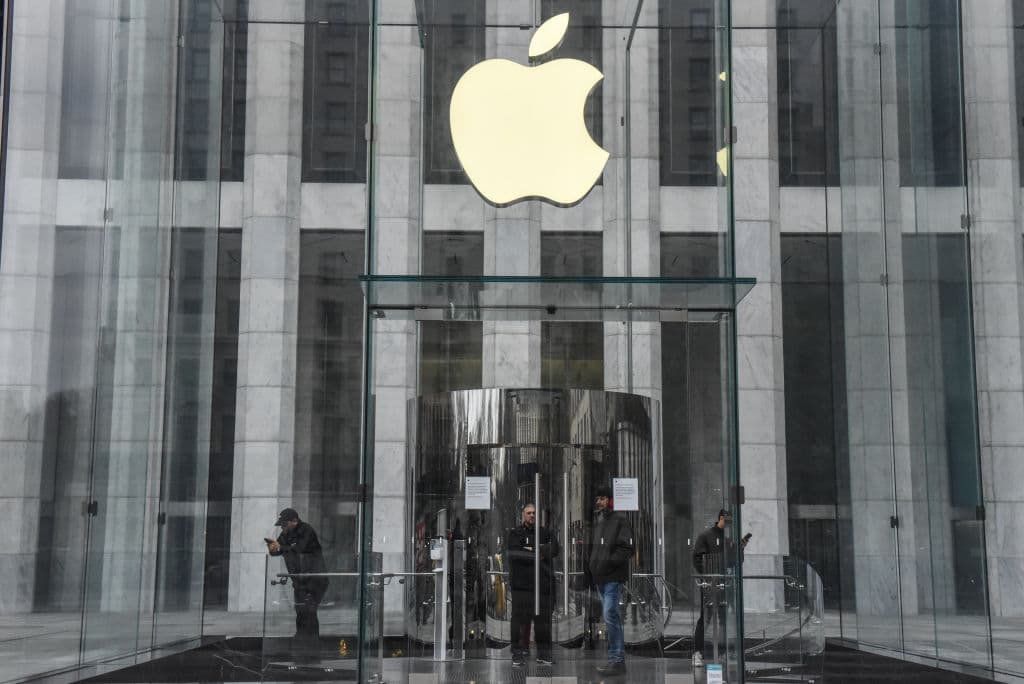 Apple Store anunció que sus sucursales se mantendrán cerradas durante 15 días, además de Urban Outfitters, Anthropologie, Hollister, Everlane, Glossier y Lululemon, entre muchas otras cadenas que han decidido cerrar sus puertas.