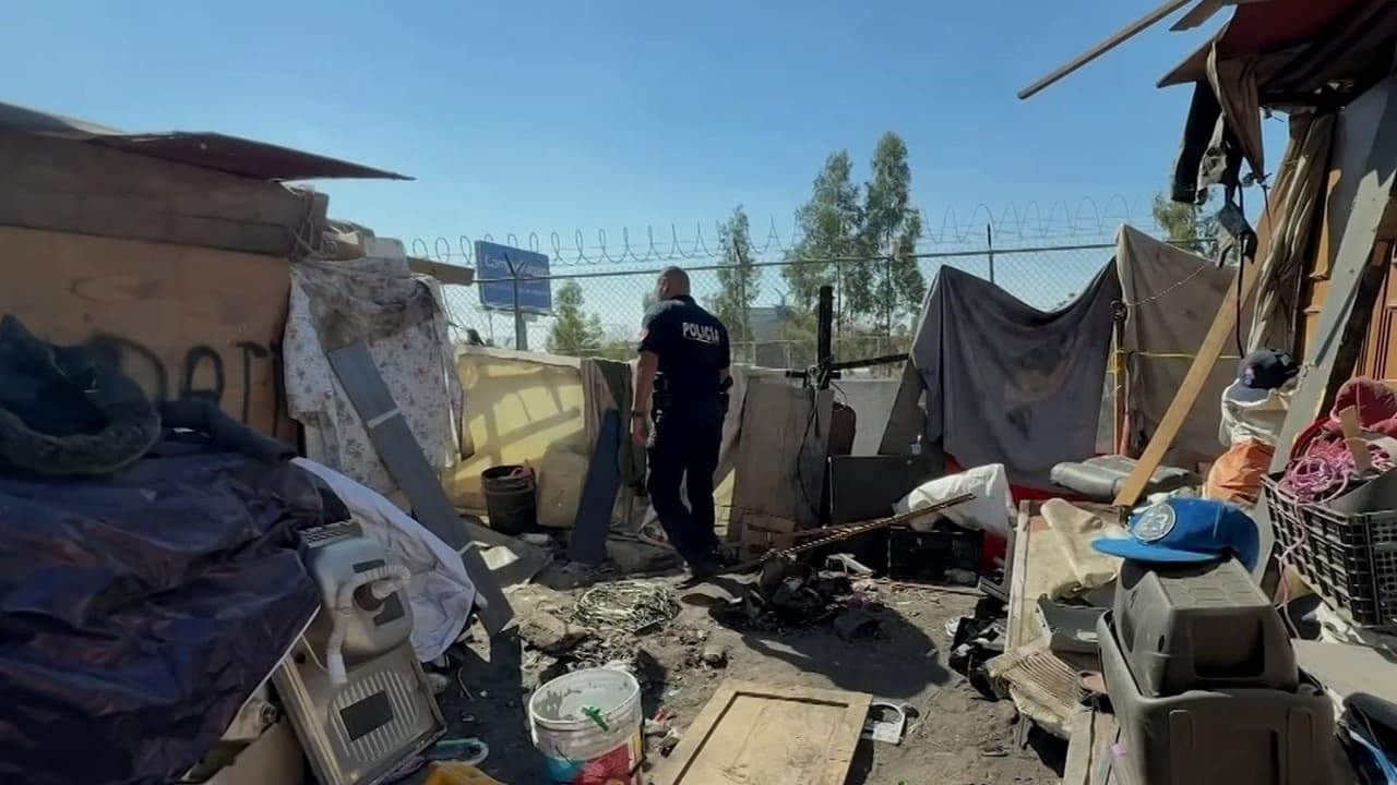 Policías hallan a bebé solo y encerrado en una casa improvisada en condiciones insalubres en México