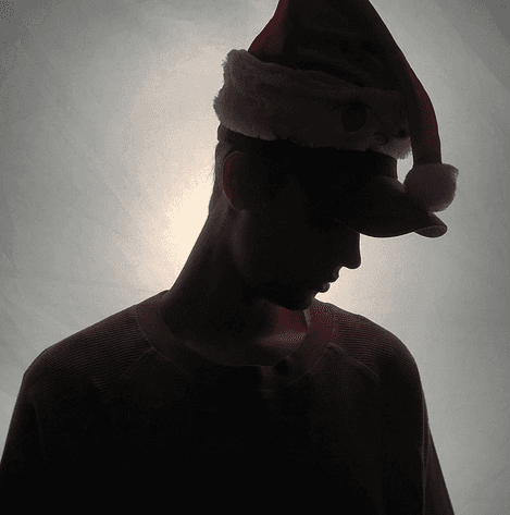 El cantante está en el top de todas las listas de popularidad al cierre del año, pero cuando vio que un coro tenía la posibilidad de vender más que él y con eso ayudarse, él mismo apoyó la causa y lo promovió en sus redes sociales.