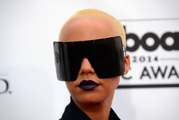¡Qué lentes tan gigantescos, Amber Rose! ¿Para verte mejor, como a Caperucita? Mira aquí lo último en chismes.