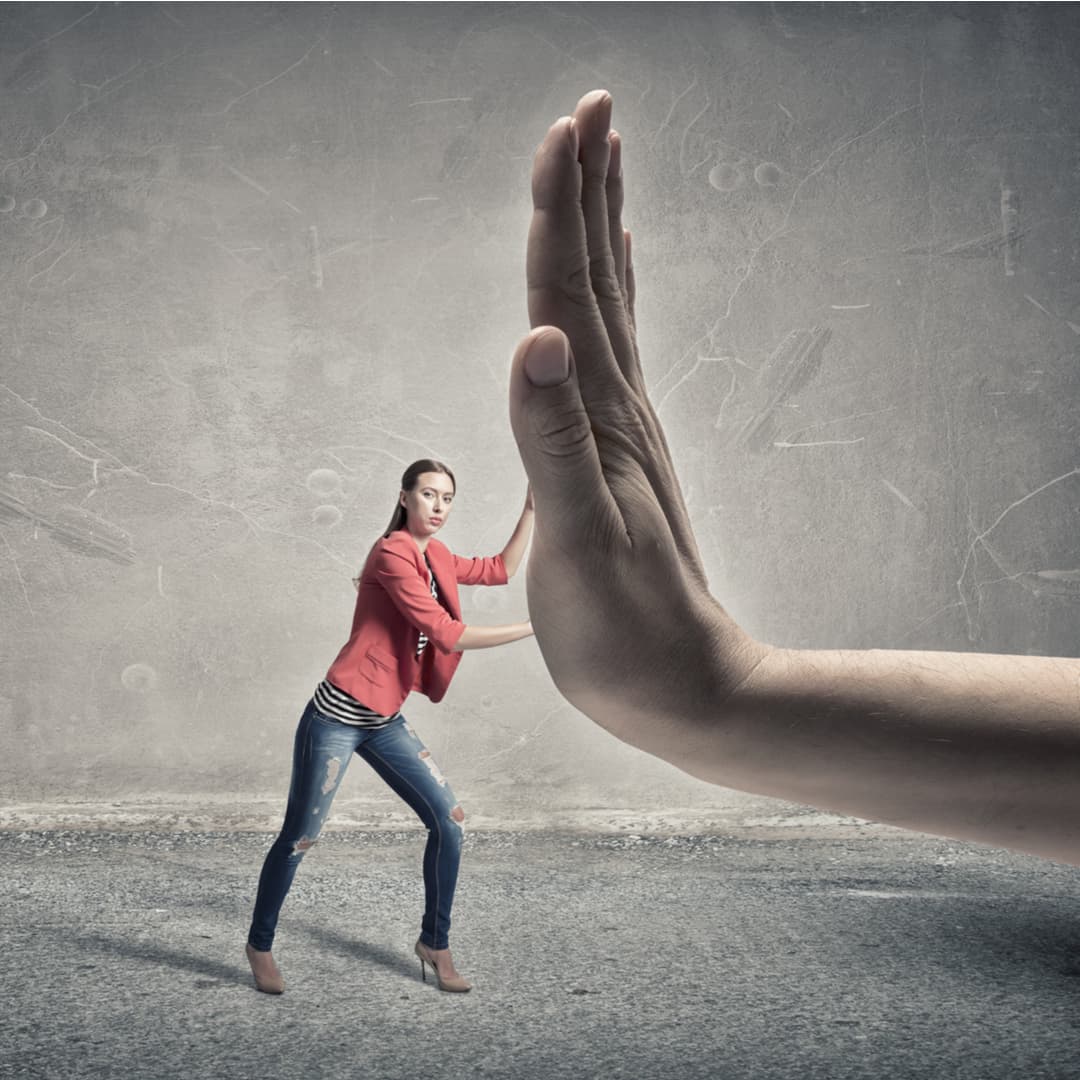 Saturno simboliza el pasado, la tradición, el padre, la autoridad o cualquier principio restrictivo y formador. La posición de este planeta en la carta astral indica la esfera donde tenemos que solucionar viejos problemas y
<b> superar inhibiciones y temores</b> que provienen del pasado.