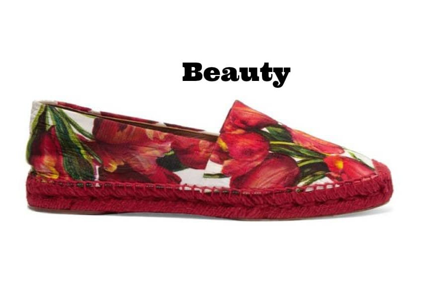 Hay una gran variedad de modelos de alpargatas. Las tipo 'loafers' como estas de Dolce & Gabbana son el estilo ideal para un día de trabajo. No solamente son cómodas, sino que te harán ver arreglada y sofisticada para ir a la oficina. Elige unas de algún color llamativo o con un estampado arriesgado para darle la vuelta al clásico outfit de oficinista.