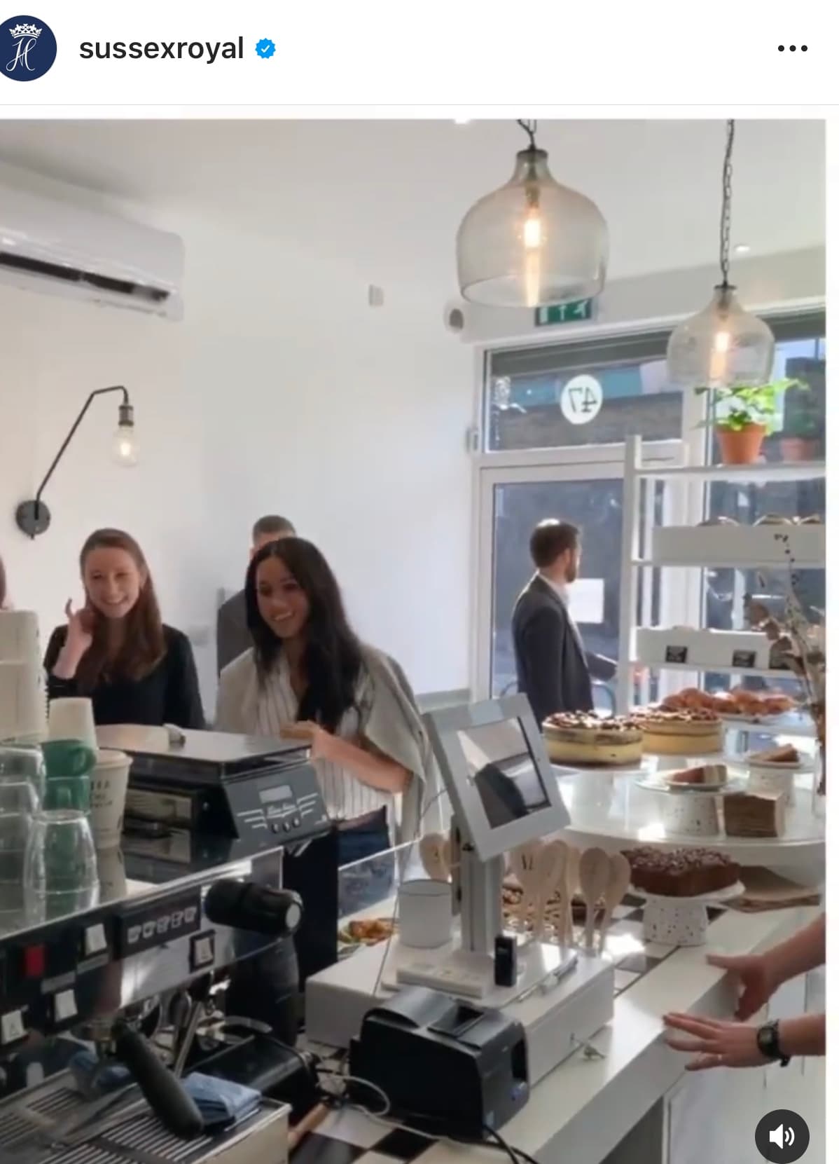 Este viernes 1 de noviembre se publicaron 
<b><a href="https://www.instagram.com/p/B4UtAhppwd4/" target="_blank">imágenes</a></b> en la cuenta de los duques de Sussex en el que se ve a Markle con algunas de las mujeres que son parte del programa social de esta panadería.