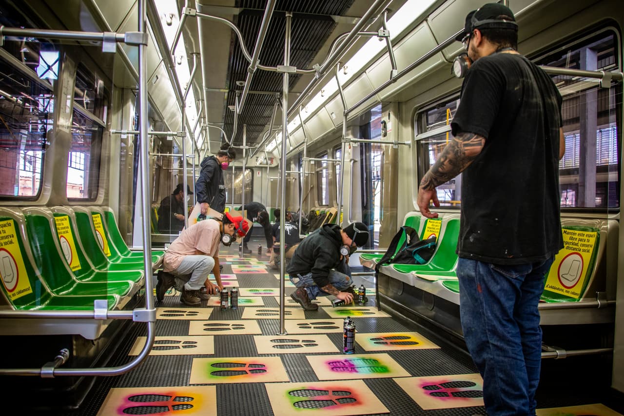 “Para mi pintar el metro es demasiado significativo y lo hago con mucho cariño”, dijo en un video publicado por el Metro de Medellín Yap, uno de los artistas invitados. “La idea de esta intervención es practicar el autocuidado y verlo de manera diferente, identificarnos con cada huella, cada color”, añadió.