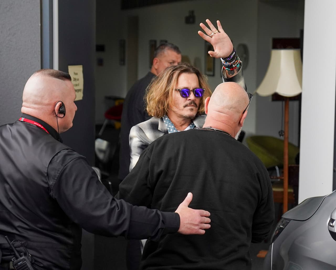 En otras se observa al actor sosteniendo una taza mientras es expulsado del recinto en el que estaba.