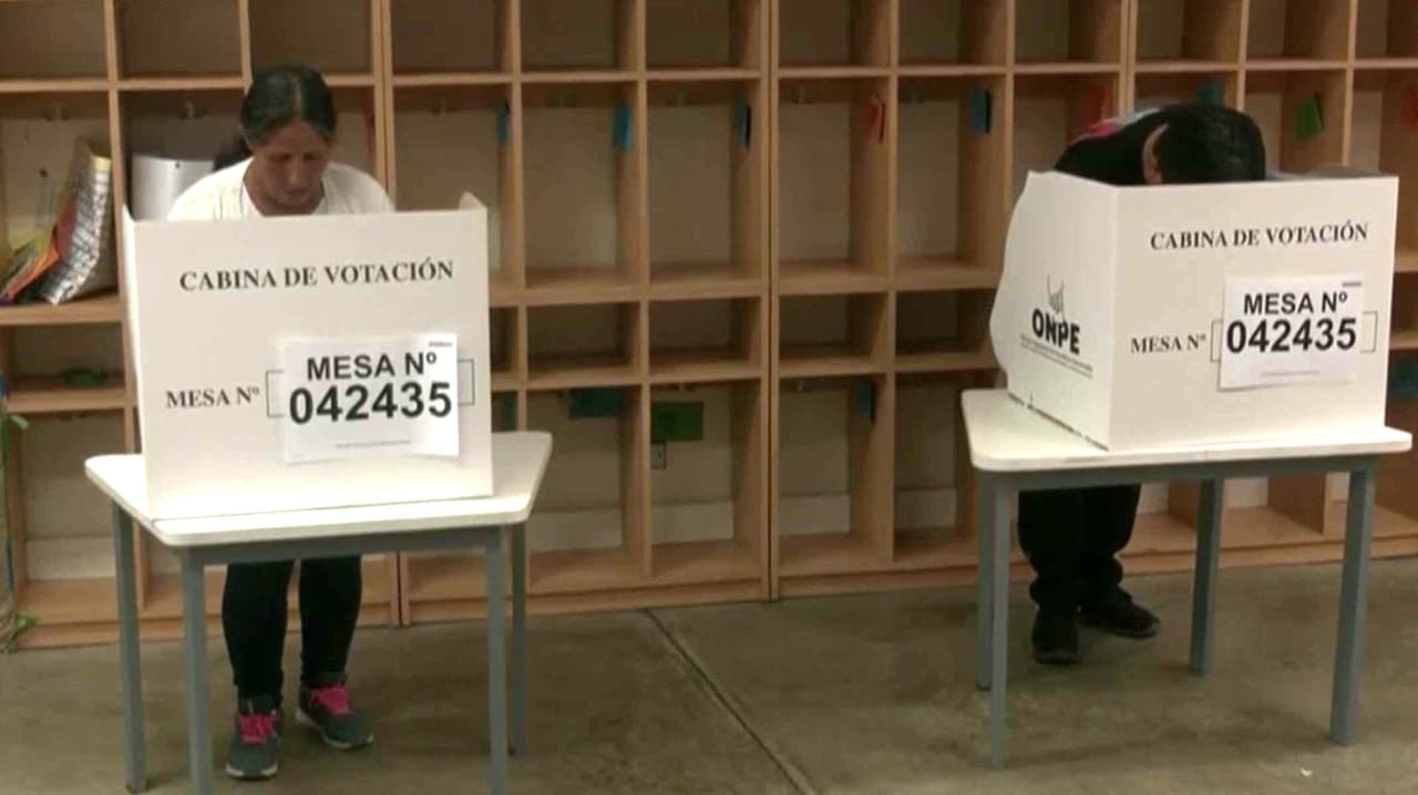 Perú extiende jornada de votación tras fallas logísticas que afectaron a miles de ciudadanos | Análisis