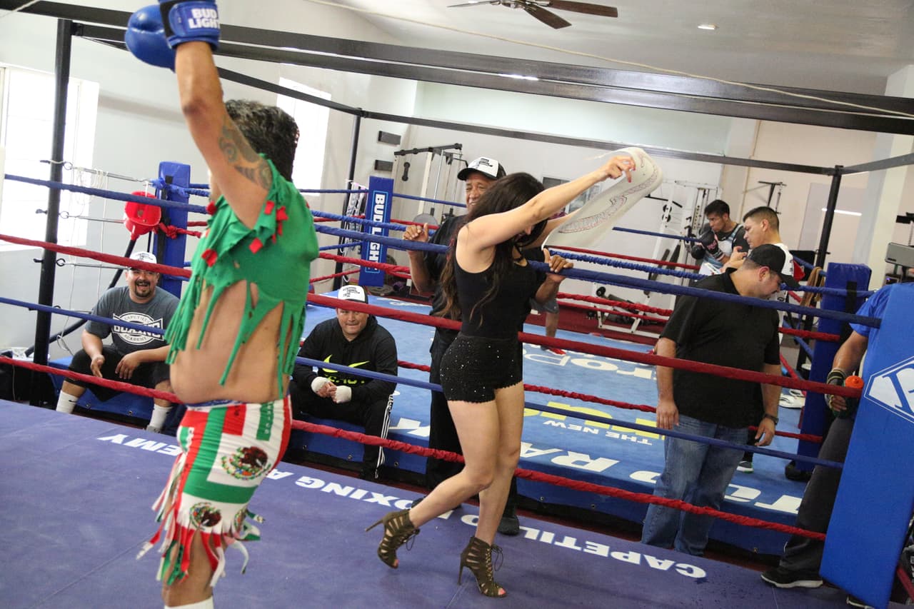 Así pagó la apuesta El Feo a Raúl 'El Pelón' después de la derrota de Julio César Chávez Jr.