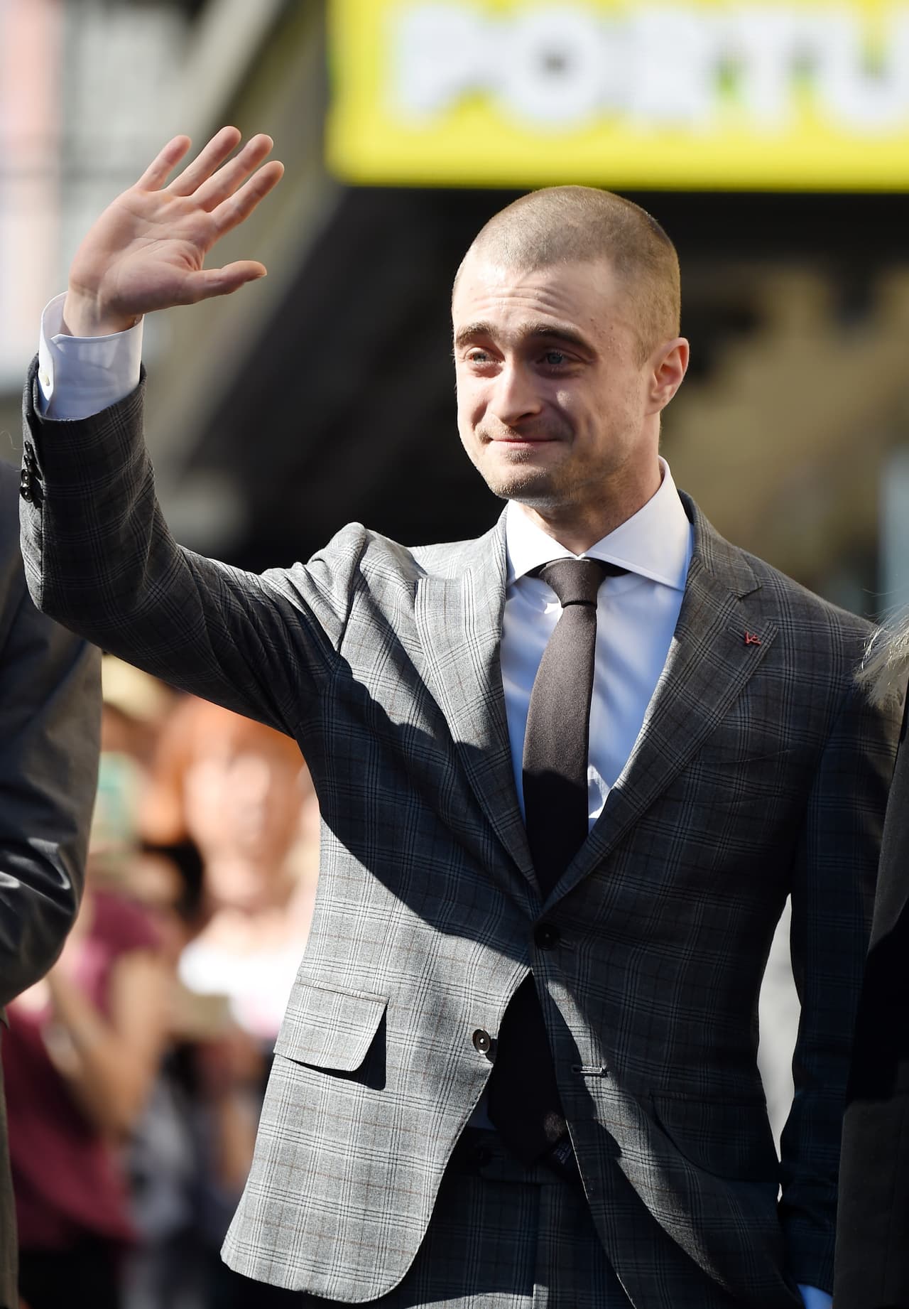 Saludó a la gente que gritaba su nombre.