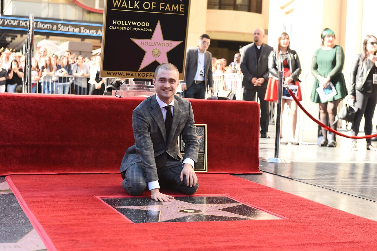 El actor recibió feliz su estrella en el Paseo de la Fama en Hollywood Boulevard.