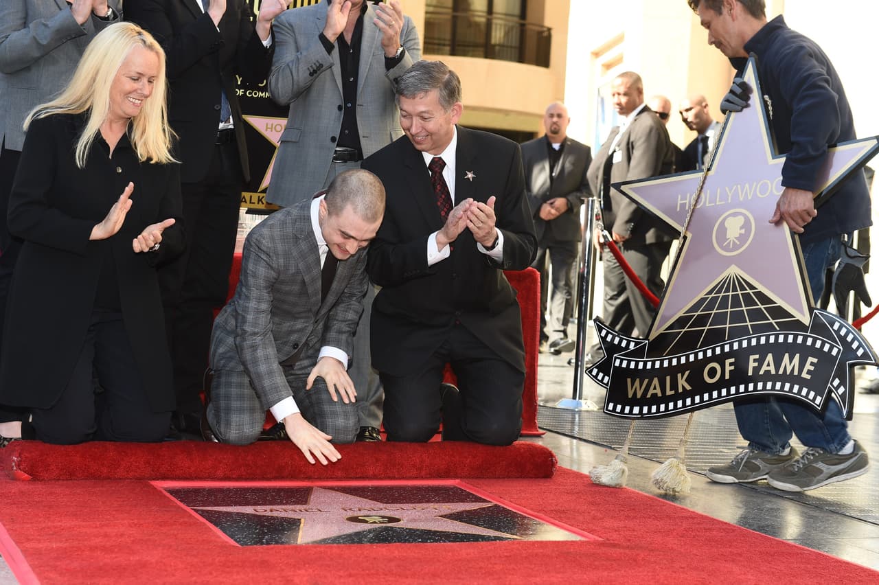 Feliz viendo todos los detalles de su estrella.