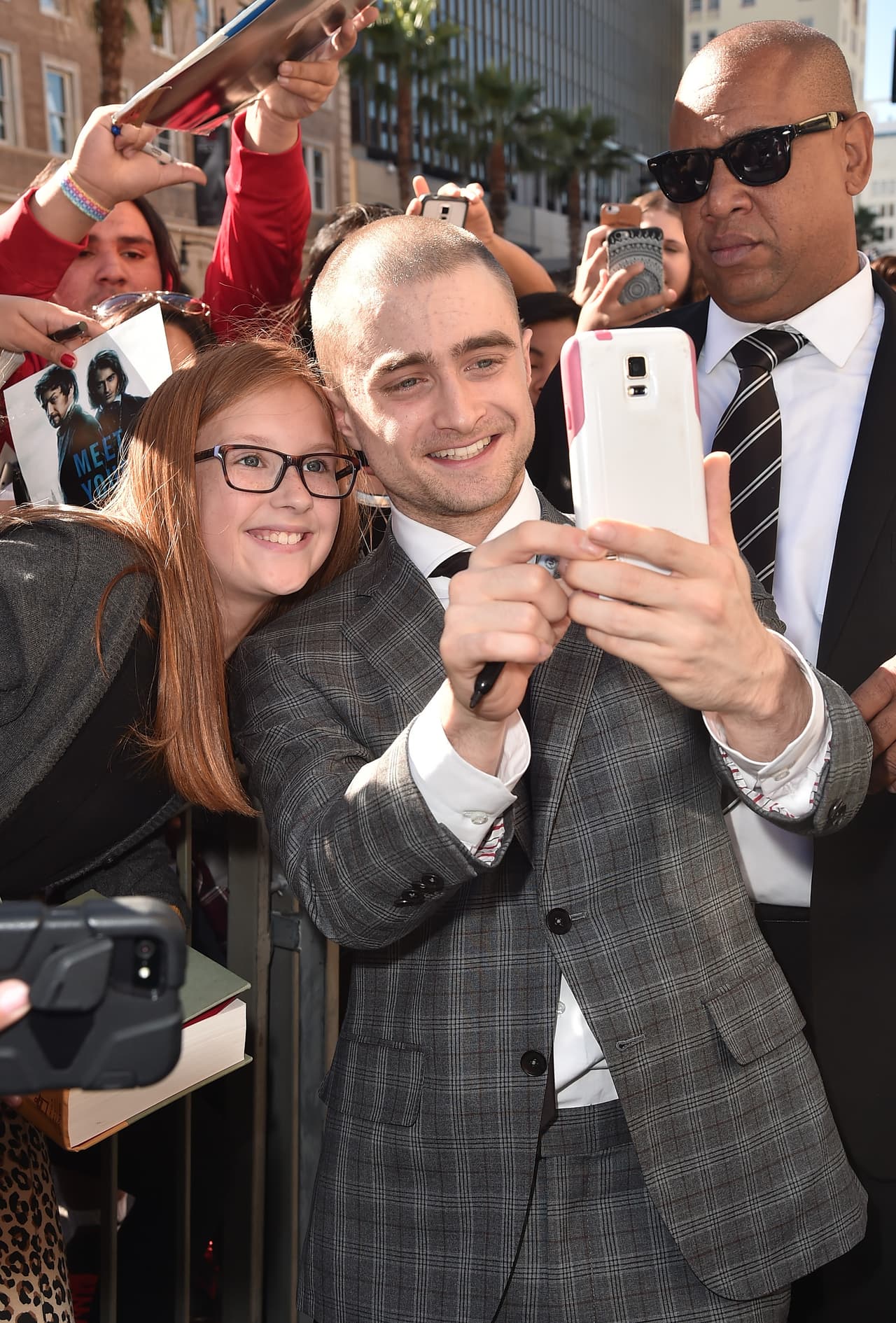 Se sacó fotos con los fans que asistieron al evento.