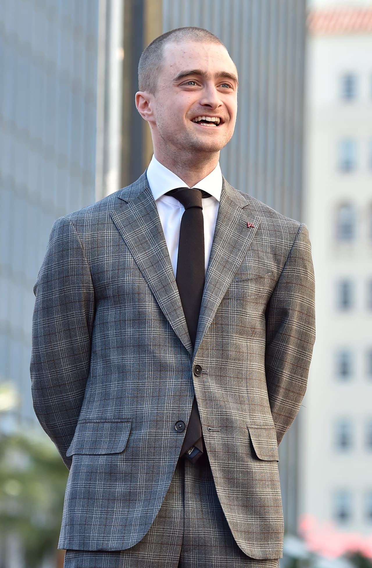 Usó un impecable y elegante traje gris.