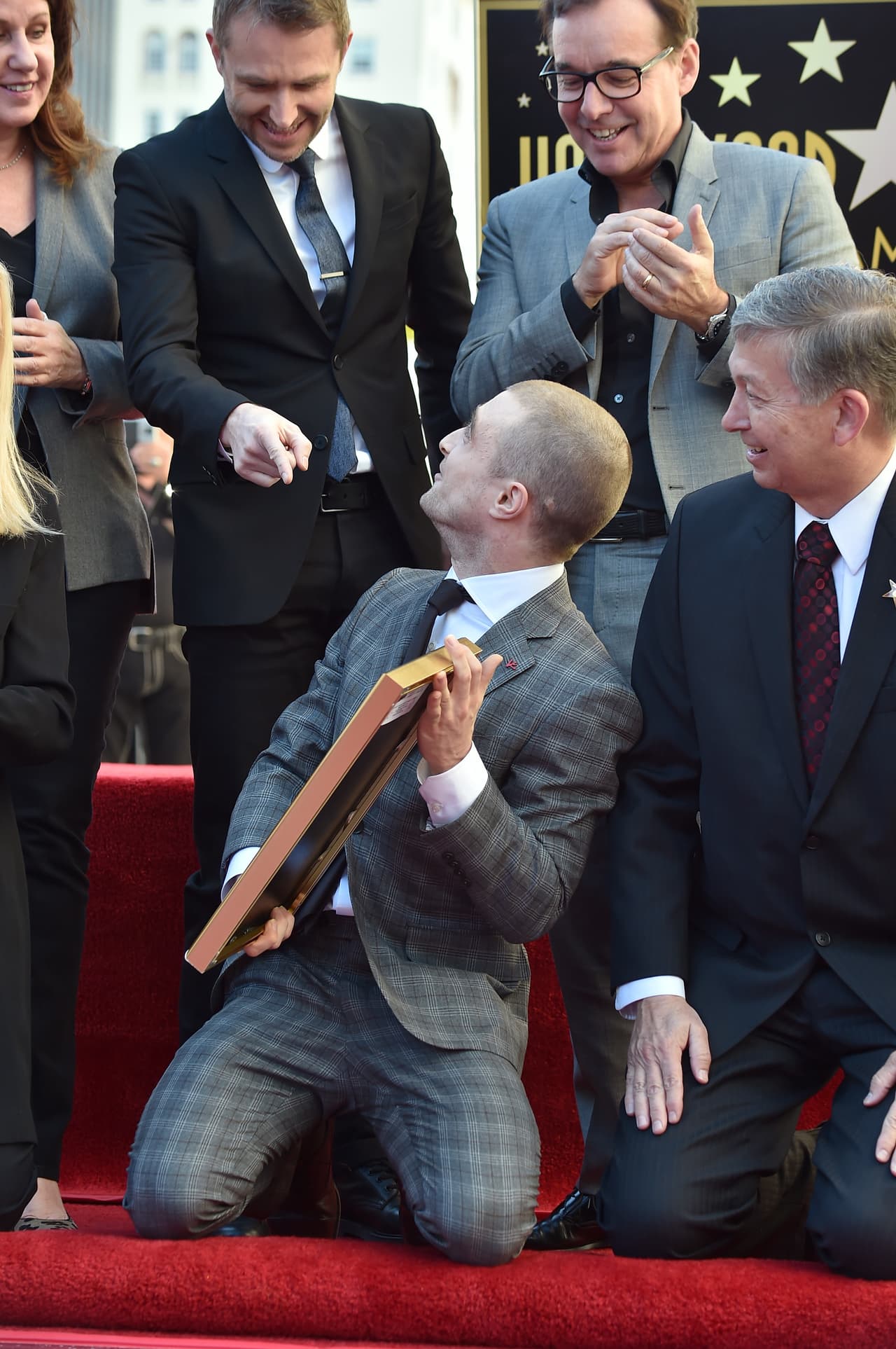 Feliz mostraba su placa.