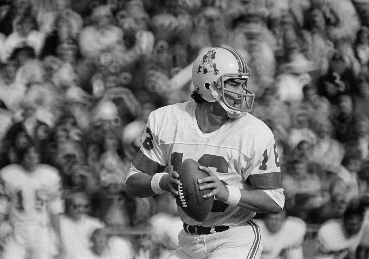 <b>Números para el olvido</b>
<br>- Lo que menciona el hoy dueño de los Patriots tiene mucho sentido, cuando miras el pasado y te das cuenta que los llamados ‘Boston Patriots’ desde su fundación en 1960, pertenecientes a la American Football League (AFL), solo tuvieron cinco de 11 temporadas con record ganador.
<br>- En 1964 fue la excepción, ya que aquella vez, los Patriots acabaron con marca de 10 victorias, algo inusual en esos tiempos.
<br>- Finalmente el record de 65 victorias, 80 derrotas y 9 empates es claro y contundente. Una época donde las derrotas reinaron y los títulos no existieron, fue lo que Kraft conoció hasta 1971, pero no le importaban los fracasos, deseaba cambiar la historia.