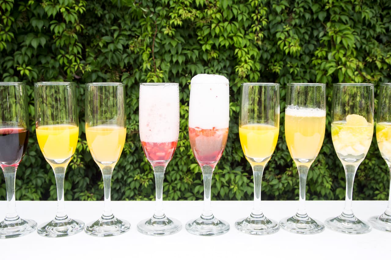 Mezcla de moras y fresas frescas: ideales para las bodas de primavera o verano que se celebran en exteriores. Las moras se mezclan con el vino espumoso agregándole un toque dulce y ligeramente ácido.