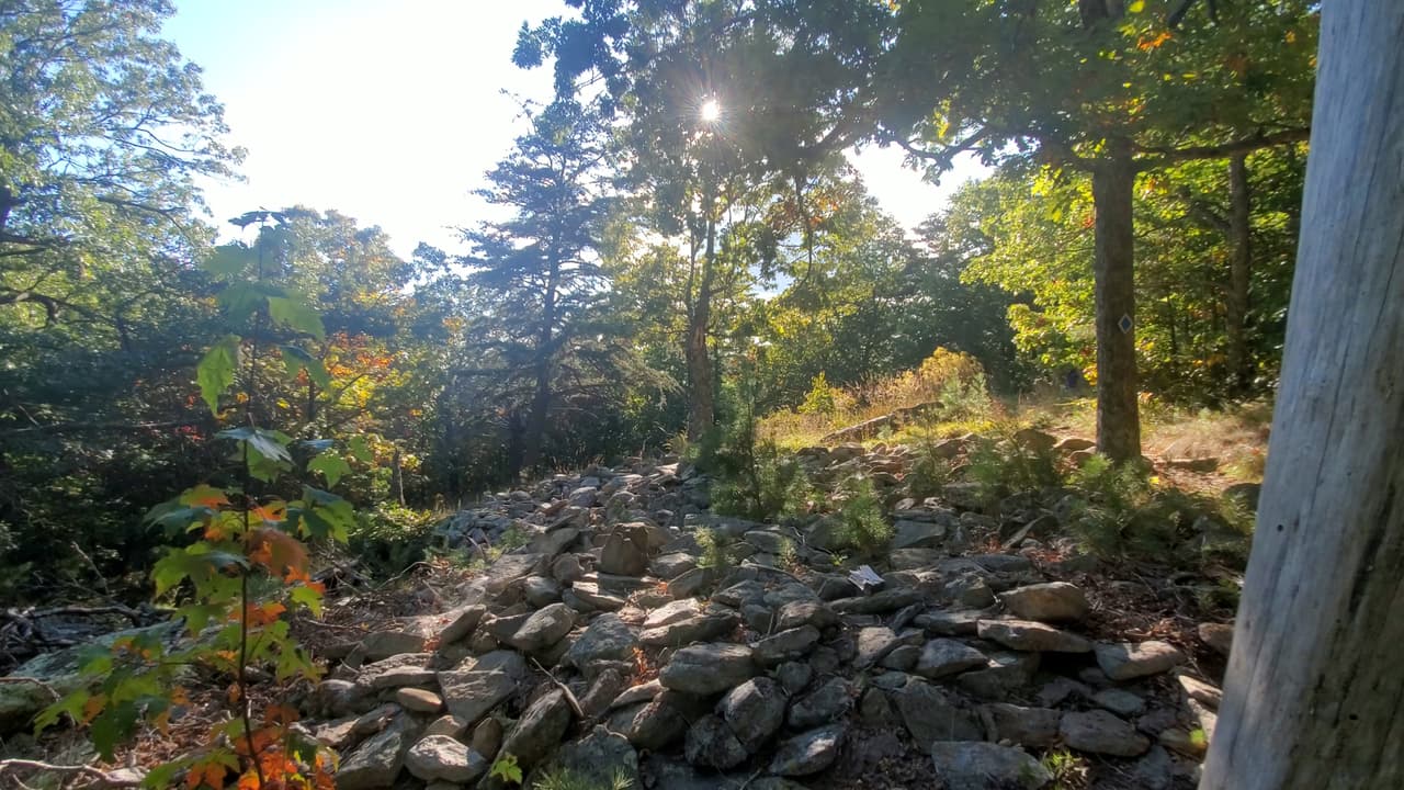 Se cree que la misteriosa estructura de 855 pies de largo fue construida por los primeros indios como fortificación contra invasores hostiles o para ceremonias espirituales, aunque hoy en día no se sabe con certeza cuál era su objetivo.