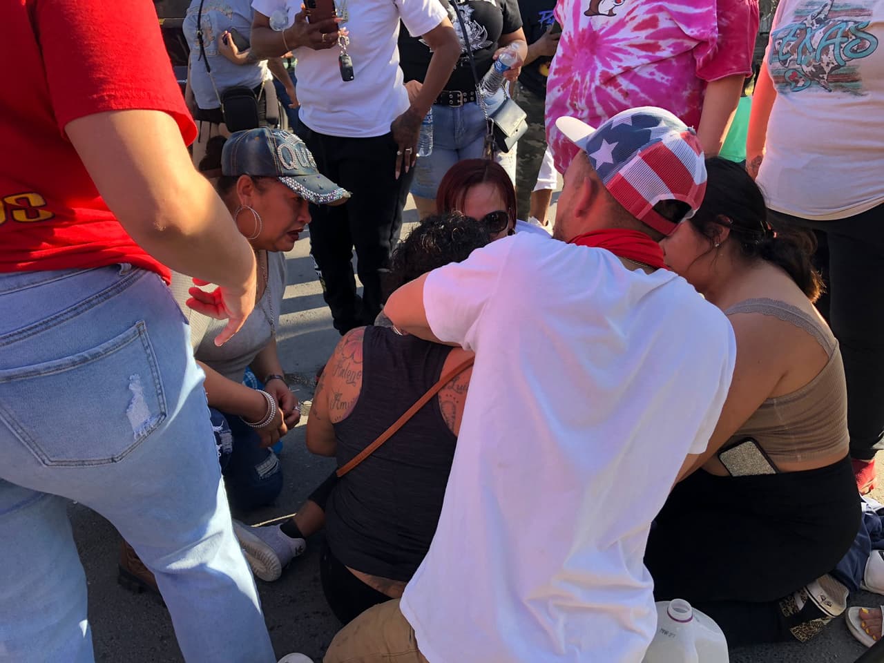 Usted tiene derecho a permanecer en silencio. Si desea permanecer en silencio, dígaselo al oficial.