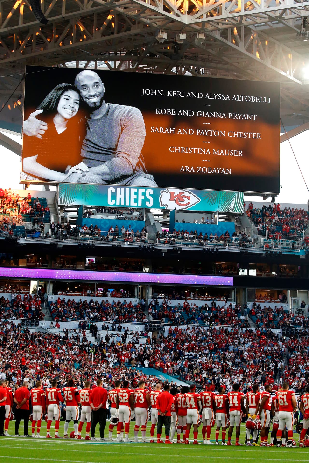 La leyenda del baloncesto de la NBA, Kobe Bryant, su hija Gianna Maria y las otras 7 personas que murieron junto a ellos el pasado domingo, en un accidente de aviación en California, fueron recordados y se les dedicó 1 minuto de silencio.