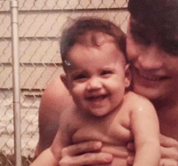 <b><a href="http://www.univision.com/temas/julian-gil">Julián Gil</a></b> es el papá más joven de esta lista, a los 15 años de vida trajo al mundo a 
<b>Nicole Gil</b>, su primera hija, de la cual se hizo cargo desde que la vio nacer.