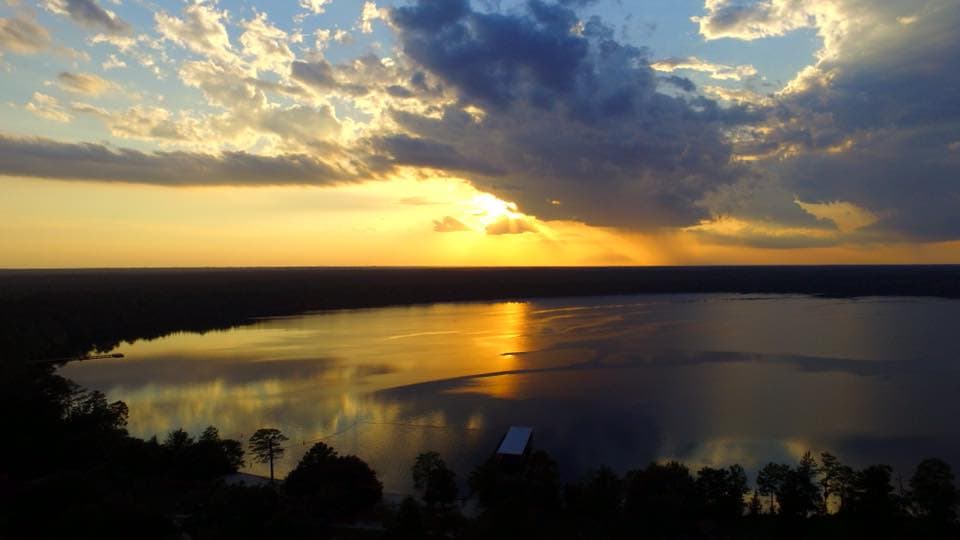 Jones Lake y el adyacente Salters Lake son dos de las misteriosas formaciones geológicas conocidas como bahías de Carolina, una serie de depresiones elípticas a lo largo de la costa atlántica, cuyos orígenes se desconocen.