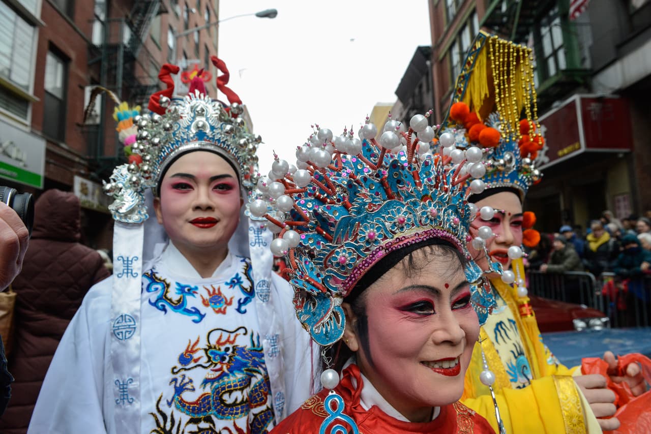 La gente se viste con un traje tradicional y asiste al desfile lunar chino del Año Nuevo, también conocido como el Festival de Primavera, 2017 marca el año del gallo.
