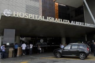 El astro Pelé evoluciona, pero sigue con diálisis renal