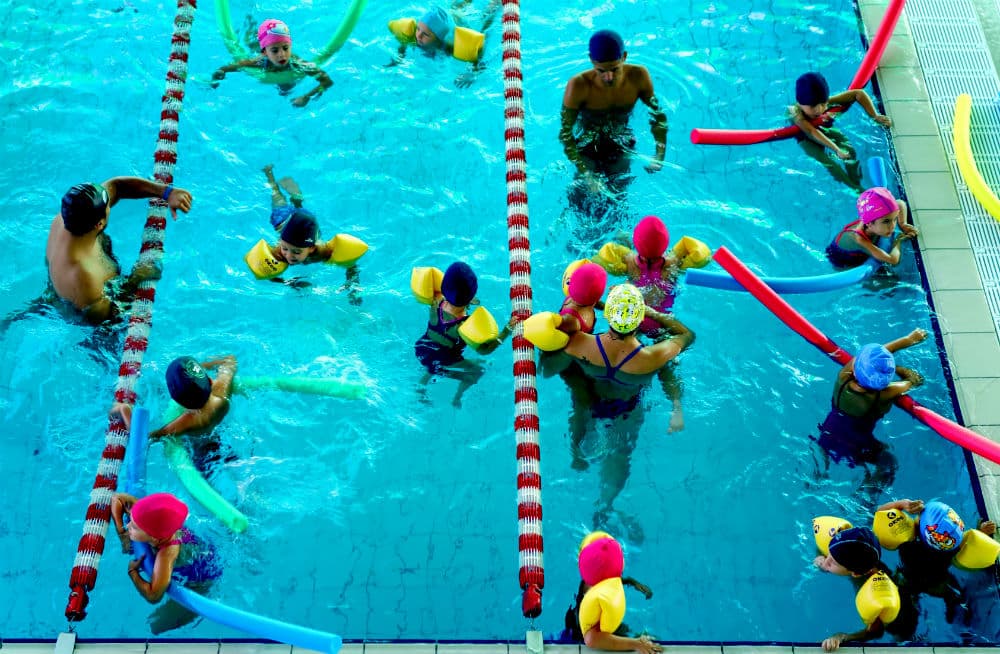 Buscan salvavidas para trabajar en piscinas y lagos durante este verano en Los Ángeles