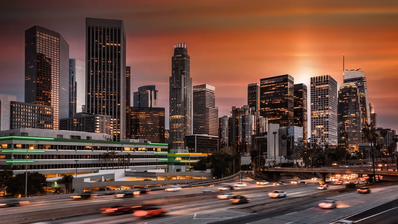 <h3 class="cms-H3-H3">5. Los Ángeles-Long Beach-Anaheim, California</h3>
<br>
<br>☢️ 
<b>Los Ángeles es un blanco</b> para los enemigos de EEUU si el objetivo es asestar un duro golpe a la economía e instituciones estadounidenses, es por ello que es es considerada como un punto vulnerable.
<br>
<br>☢️ 
<b>Densidad de población:</b> 8,304 por milla cuadrada.
<br>
<br>☢️
<b> Estimación de muertes y heridos en caso de un ataque: </b>645,750 muertes, 1,622,290 heridos.
<br>
<br>☢️ 
<b>Sistema de prevención: </b>LA’s Preparing for Nuclear Incidents.
<br>