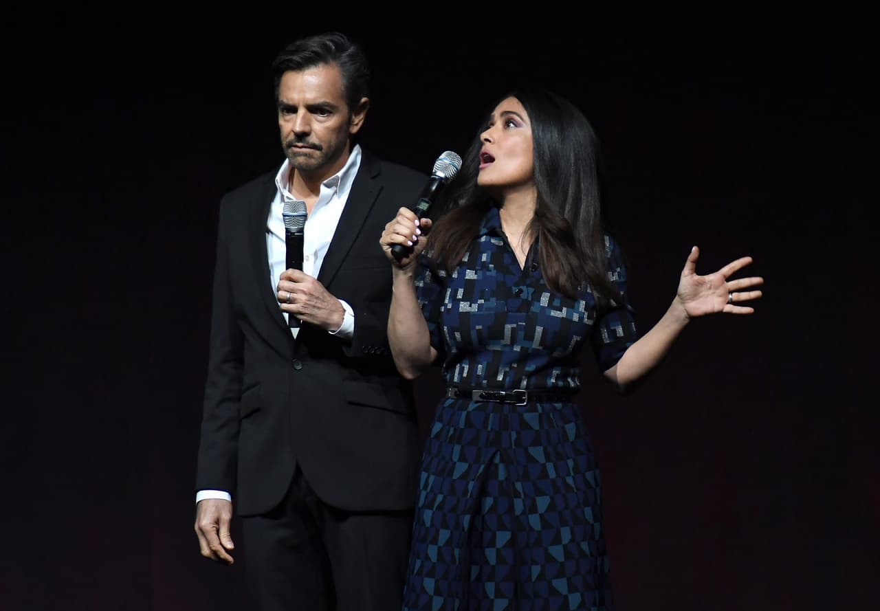En 'How to Be a Latin Lover', Eugenio Derbez interpreta a 'Máximo', un machista aprovechado que se ve obligado a pedirle techo a su hermana 'Sara', encarnada por Salma Hayek. A la pareja de actores mexicanos les tomó 30 años concretar el sueño de trabajar juntos.