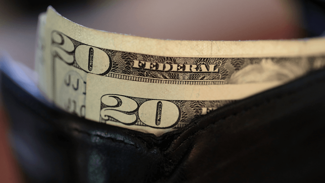 <b>Mira también: </b>El alza, que busca frenar la inflación desbocada, afecta a los consumidores en el costo de los préstamos y genera mayor incentivo al ahorro. Sin embargo, se teme que la desaceleración económica resulte en una recesión. Un experto explica cómo nos afecta esta alza histórica. Más información en 
<a href="https://www.univision.com/noticias/dinero/inflacion-fed-tasa-interes" target="_blank">Univision</a>.