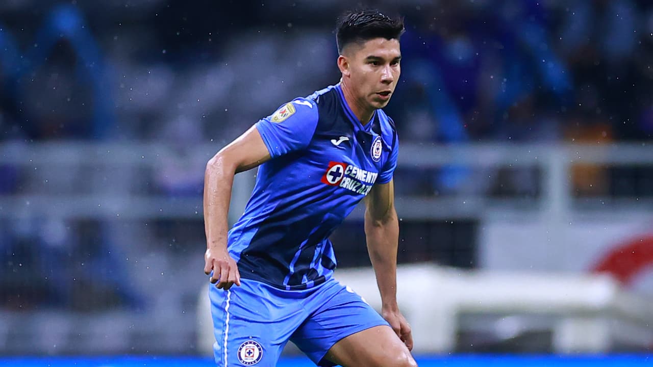 'Pol' Fernández podría no regresar a Cruz Azul y quedarse en Argentina