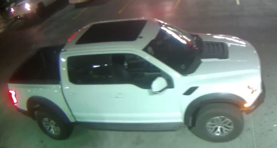 La víctima salió de la tienda, caminó hacia al estacionamiento y el sospechoso atropello intencionalmente a la víctima con su Ford Raptor blanca, reportó el departamento de policía de Phoenix.
<br>
