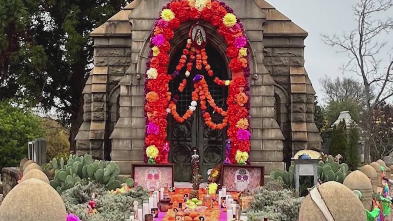 El cementerio de Oakland se llena de luz para celebrar el Festival de Día de Muertos
