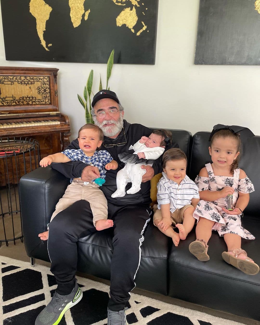 Una barba blanca y poblada ahora forma parte de su apariencia, eso sí, dejó la cejas oscuras al estilo de su padre, don Vicente Fernández. En esta ocasión también varió su forma de vestir, lo vimos con un conjunto deportivo.