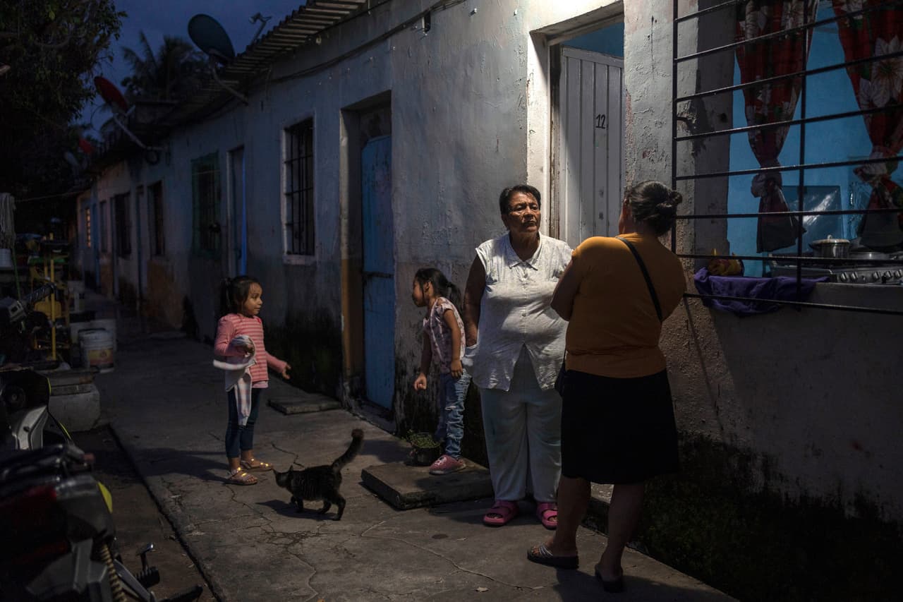<b>Eglisa Arias, de blanco, en la casa que alquila, en Frontera, Tabasco. Arias es una refugiada climática, que fue expulsada de su casa porque el mar destruyó su comunidad. </b>Su casa se inundó durante una tormenta el 3 de noviembre y alquiló una vivienda a poca distancia, tierra adentro.