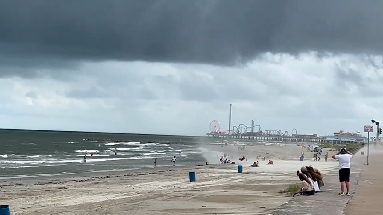 Mario Halkyer de CaughtUrVibe, captó las imágenes de una tromba marina en las playas de Galveston.