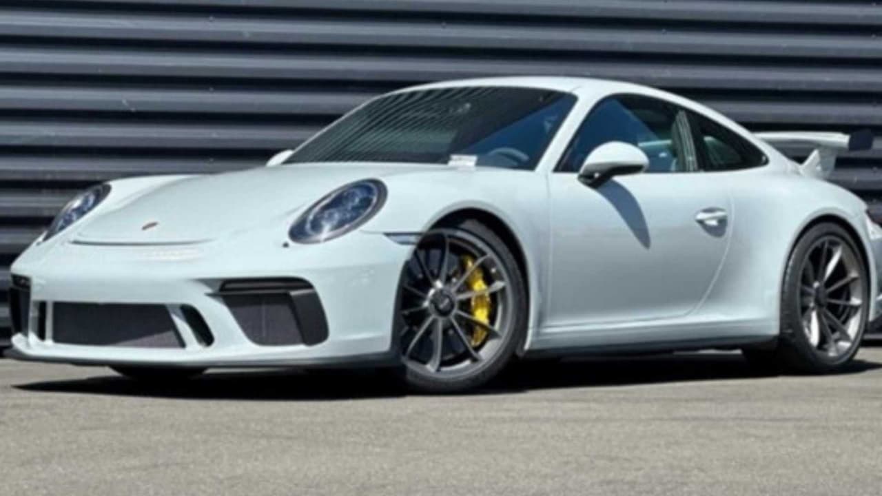 Este es uno de los vehículos Porsche recuperados tras el robo en una concesionaria de Fremont.