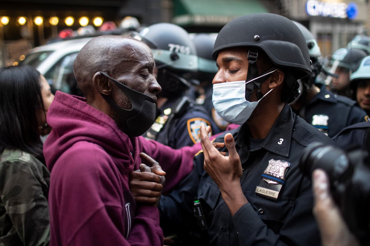 <b>Encuentros violentos o emotivos entre la policía y los manifestantes.</b> Un oficial de policía abraza a un manifestante en una protesta en la ciudad de Nueva York, el 2 de junio.