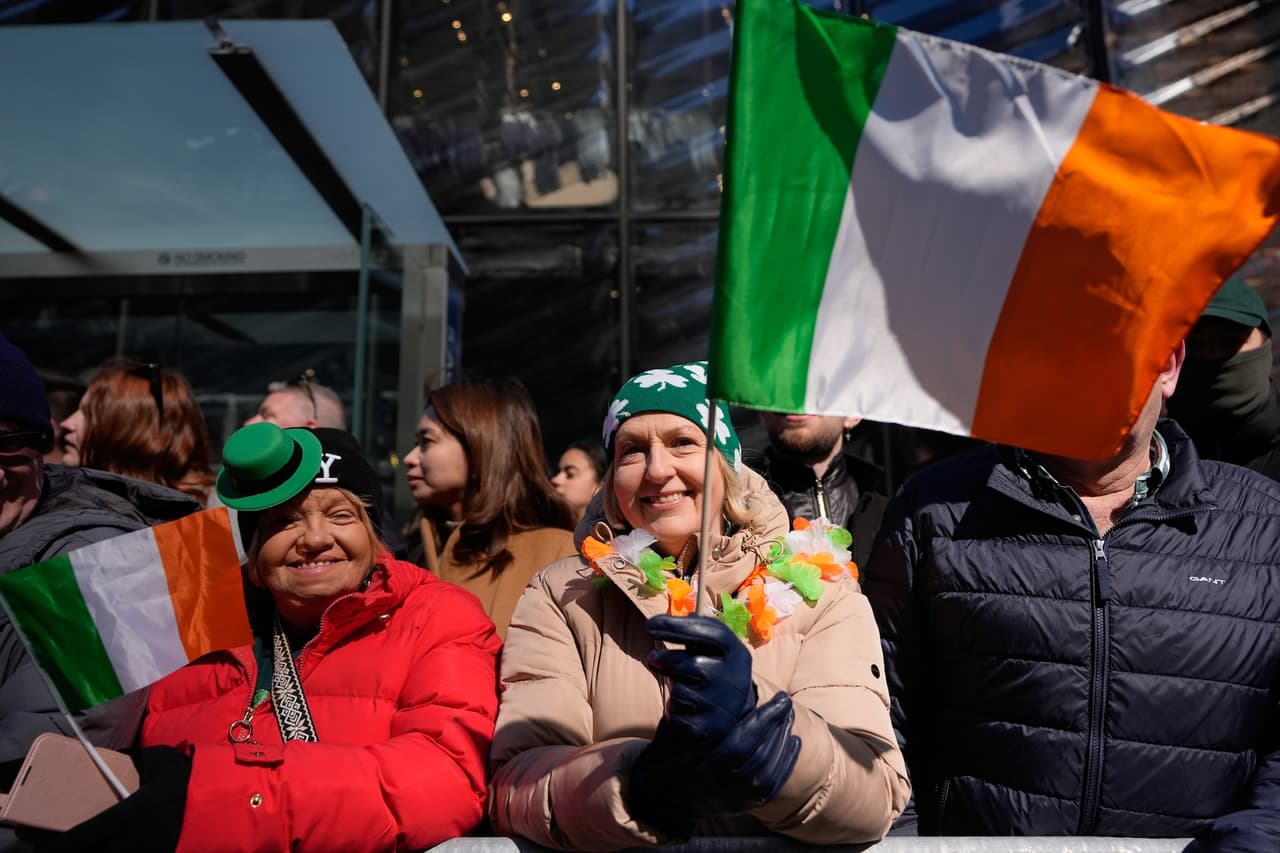 La Quinta Avenida se transformó en un mar de verde, con asistentes vestidos con símbolos irlandeses mientras el sonido de gaitas resonaba entre los rascacielos de la ciudad.