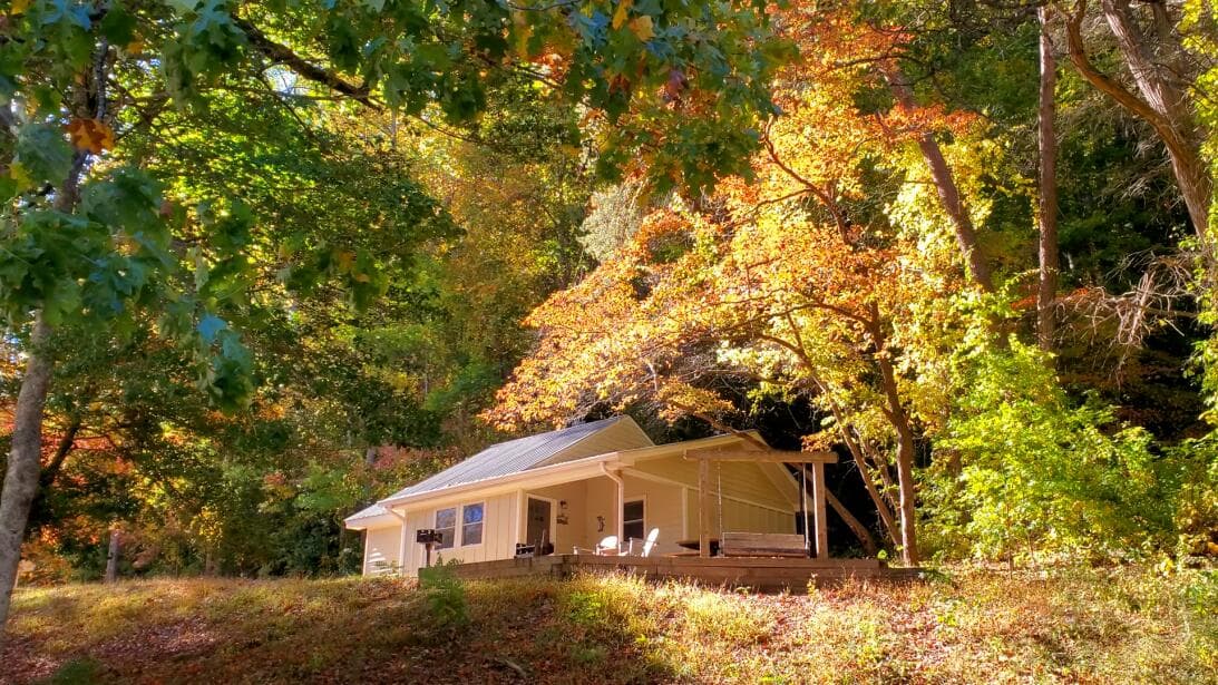 Además de las opciones para disfrutar al aire libre, el parque también cuenta con cabañas y terrenos para acampar.