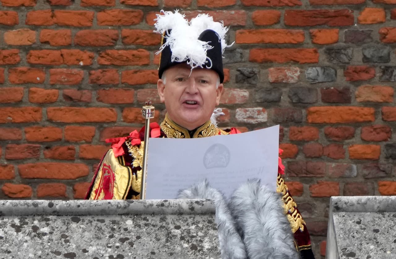 David Vines White, el principal rey de armas de la orden de Garter (La
<b> </b>
<i>Order of the Garter </i>es la institución de caballería más importante y antigua del Reino Unido, fundada en el siglo XII por el rey Eduardo III) lee la proclamación del nuevo rey.
<br> 
<br>