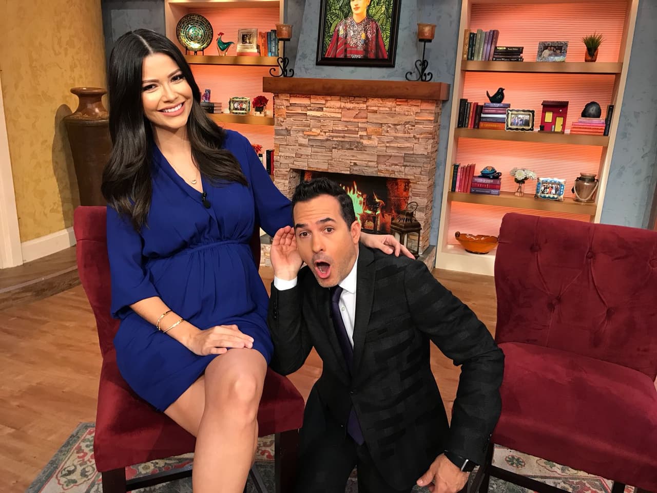 Se ve que el chisme se puso bueno. ¿Qué tanto le habrá dicho el pequeño desde la pancita de su mamá?